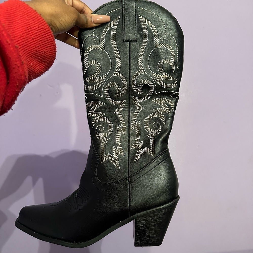 Cute black cowboy boots !!! Never worn before!
